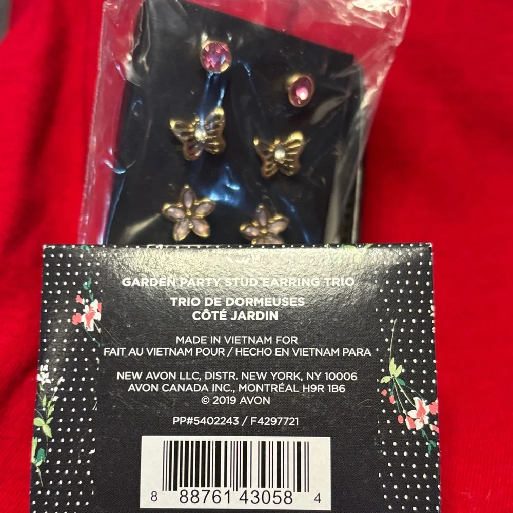 Spring & Christmas earrings; 3 Avon silvertone necklaces. 3 *FREE* hair clips! - Picture 4 of 15